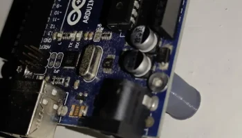 Минималистичный настенный кронштейн Arduino Uno/Mega........