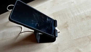Oneplus как смартфон с держателем для чехла...... 1