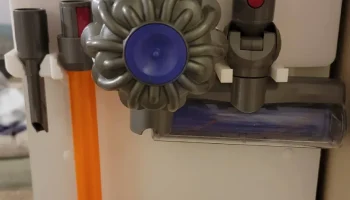 Настенное крепление для детской вакуумной игрушки Dyson S...