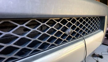 Крепление передней камеры Toyota FJ Cruiser - нижняя реше...