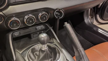 MX-5 Miata ND Крепление/зарядное устройство для телефона с п 1
