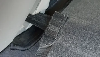 Крепление полки Toyota Auris левое.