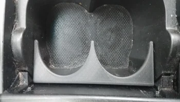 Сепаратор подстаканника Toyota Camry 2002-2006 гг...........