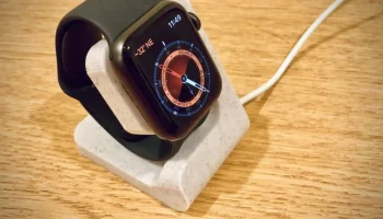 Подставка для Apple Watch с зарядным устройством...