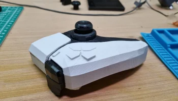 Полочный кронштейн PS5 Dual Sense Низкополигональная....... 1