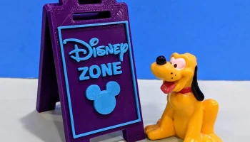 Миниатюрный тротуарный знак в А-образной рамке "Disney ZONE"