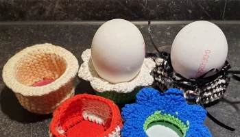 Подставки для пасхальных яиц спицами и крючком.........