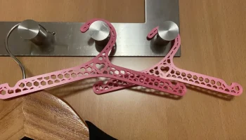 Вешалка для кукольной одежды / Kleiderb&uuml;gel f&uuml;r Puppenkleide 1