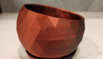 Наклоненная ваза для суккулентов с геометрическим рисунко...