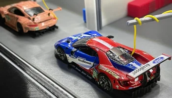 Гараж/здание гоночной ямы для автомобилей Hot Wheels и автом 9