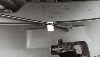 Зажим опоры капота на Toyota Avensis T25 5