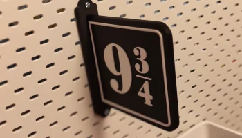 Табличка на платформе поезда "Гарри Поттер 9 3/4" - совмести 3