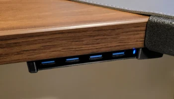 Крепление под стол для ультратонкого USB-концентратора Крепление под стол для ультратонкого USB-концентратора