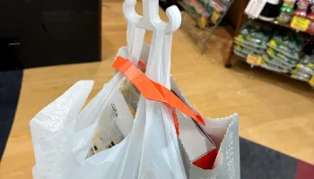 Крючок, который делает переноску пластиковых пакетов более у