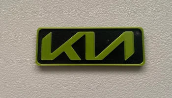 Брелок с логотипом KIA из одного и нескольких материалов.... 2