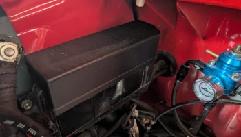 Крышка блока предохранителей Toyota MR2 AW11............ 1