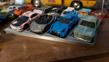 Hot Wheels, спичечный коробок или любой литой автомобиль в м