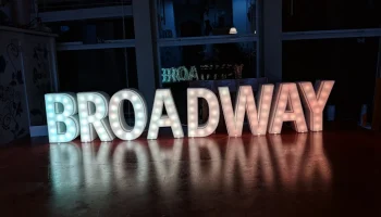 Вывеска IoT Broadway