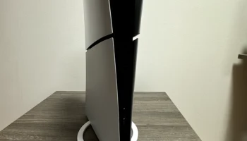 PlayStation 5 Pro и тонкая вертикальная подставка......