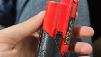 Замена крышки аккумуляторного отсека Milwaukee M12... 1