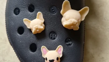 FRENCHIE BUDDY: милый брелок-крокодил из французского бул...