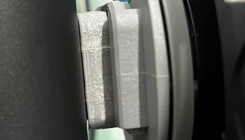 Кронштейн держателя катушки с нитью Flashforge AD5X......