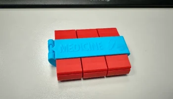 Контейнер для таблеток с многодневным зажимом........ Контейнер для таблеток с многодневным зажимом........