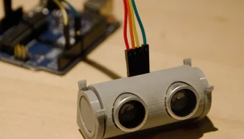 Корпус HC-SR04 + подставка с регулируемым углом наклона..... 1