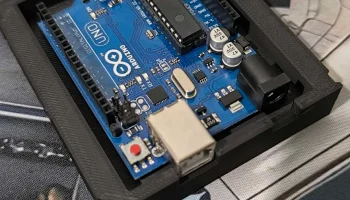 Корпус Arduino UNO R3 с поддержкой макетной платы...........