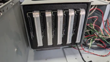 3 отсека по 5,25 дюйма для пяти 3,5-дюймовых жестких диск... 6