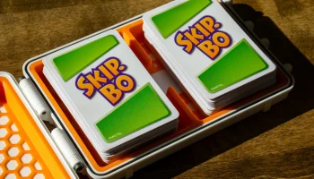 Skip-Bo 2 в 1 Чемодан для переноски и игровое пространство ( 3