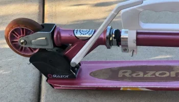 Самокат Razor с удлиненной складной язычком........