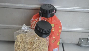 Зажим для сумки с завинчивающейся крышкой.........
