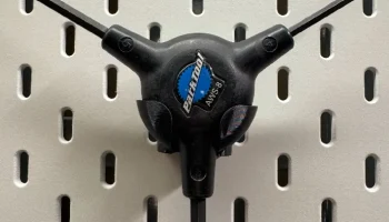 Держатель Y-образного ключа Park Tools для перфорированно...