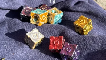 Толстовка из бисера Companion Cube 2