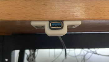Крепление USB-порта под столом 2