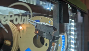 Верхнее крепление ESP32-CAM на дверцу корпуса принтера 1
