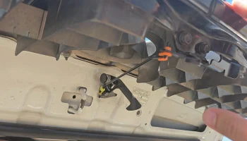 Зажим для троса рычага открывания капота Toyota............