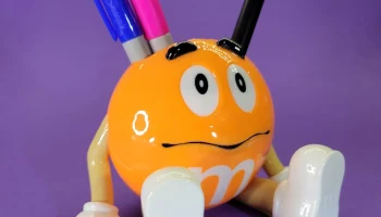 Карандашница M&M оранжевого цвета. Карандашница M&M оранжевого цвета.