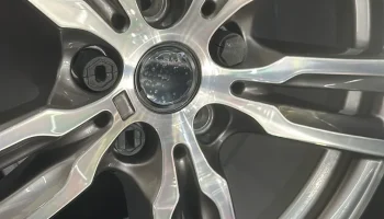 Корпус для ПК с автомобильным ободом и круглой OLED-панел..