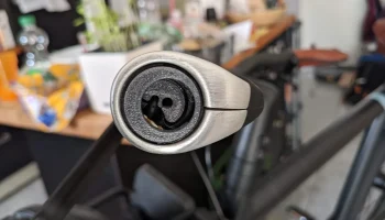 Крепление Vanmoof S3 к зеркалу Corky 3