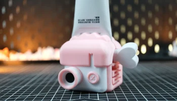 Выдавливатель для зубной пасты: дизайн "Cube Camera Maid"... 1