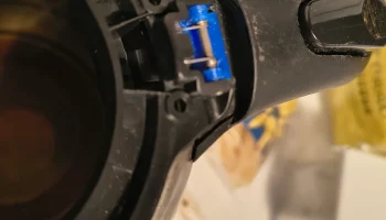 Петля крышки чайника Hyundai VK302 1