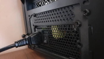 Отверстие для адаптера блока питания SFX-ATX/сетка Honeyc... Отверстие для адаптера блока питания SFX-ATX/сетка Honeyc...