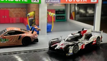 Гараж/здание гоночной ямы для автомобилей Hot Wheels и автом 6