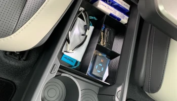 Органайзер/поднос центральной консоли KIA EV3............ 2