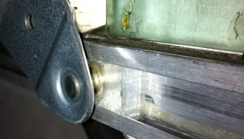 Деталь GM 21172105, Фиксатор оконной направляющей (замена..