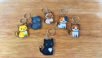 Милый черно-белый брелок с котом