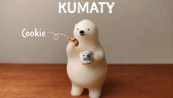 КУМАТЫ: Белый медведь ест печенье.