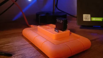 SD-карта и USB-держатель для жесткого диска LaCie Rugged...